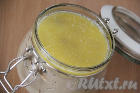 3 столовых ложки сливочного масла растопить и вылить поверх печёночного паштета. Банку плотно закрыть и убрать в холодильник на пару часов (до полного охлаждения).