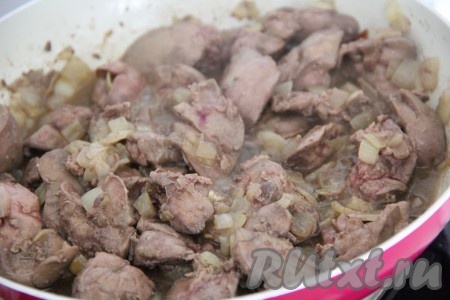 Посолить, обжарить печёнку вместе с луком в течение 8-10 минут (до готовности печени), периодически перемешивая.&nbsp;Для того чтобы проверить готовность, разрежьте кусок печёнки, если в разрезе нет кровяных вкраплений, значит печень готова. Но важно не только чтобы печёнка приготовилась, но и чтобы она не потеряла своей сочности, поэтому лишнее время держать печень на огне не нужно.