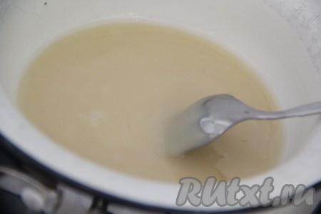 Белый шоколад растопить на водяной бане.