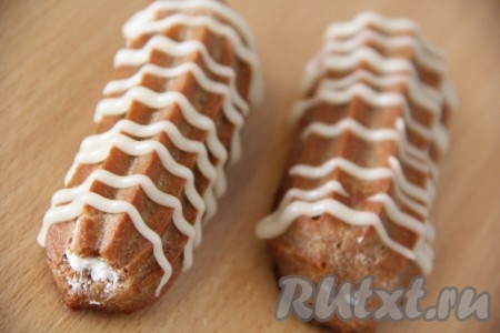 Покрыть эклеры глазурью из растопленного шоколада.