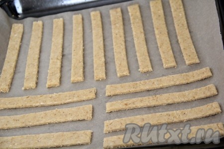  Противень для запекания застелить пергаментом. Выложить овсяные палочки на противень на небольшом расстоянии друг от друга.