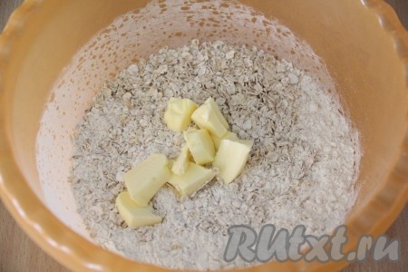 Затем добавить кусочки холодного сливочного масла (масло должно быть из холодильника).