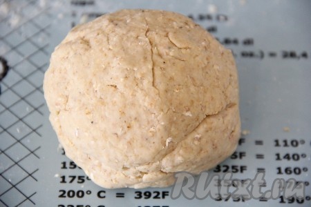 Замесить руками тесто, не липнущее к рукам. Тут всё зависит от жирности сыра и качества муки. Если тесто для формирования палочек не будет собираться в ком - добавьте немного молока, а если будет слишком липнуть к рукам - тогда припылите его мукой.