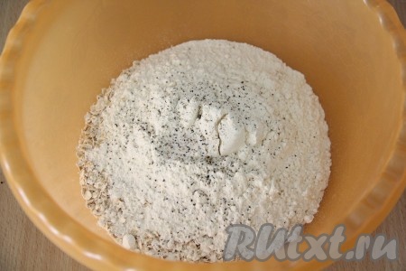 В глубокой миске соединить овсяные хлопья, муку, соль и чёрный молотый перец. Если готовите для детей, перец лучше не добавлять. Слегка перемешать содержимое миски.