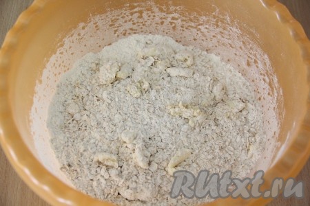 Растереть вилкой, разминая масло и смешивая его с мукой и овсяными хлопьями. На этом этапе полностью масло можно не растирать (небольшие кусочки масла мы уберём в дальнейшем в процессе замешивания теста).