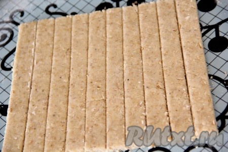 Нарезать тесто на полоски шириной примерно 1 сантиметр. Длину палочек определяйте сами.