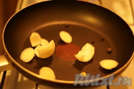 Нам необходимо приготовить быстрый овощной суп. Для этого нужно взять очищенные верхушки с луковицы, пару горошин душистого и черного перца, обжарить на сухой сковородке минуту.