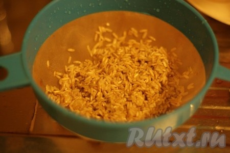 Залить двумя стаканами воды, добавить стебли петрушки, довести до кипения, уменьшить огонь и варить 30 минут. Рис промыть.
