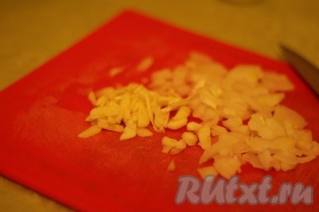 Лук покрошить, чеснок тонко нарезать. 