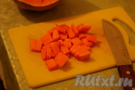 Мякоть тыквы мелко нарезать. 