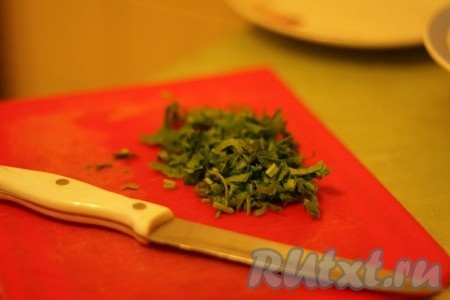 Петрушку мелко порезать, добавить в ризотто и дать постоять 10 минут.
