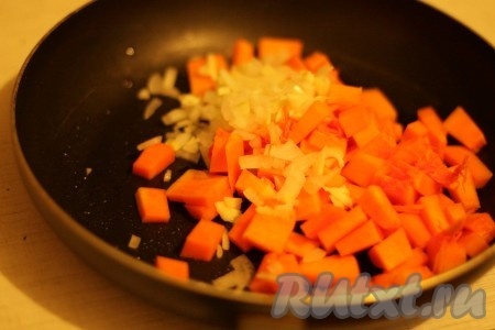Обжарить на растительном масле тыкву, лук и чеснок в течение 5 минут.