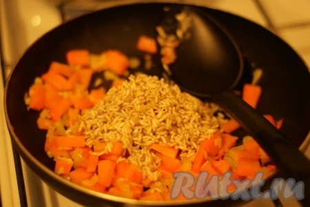 Добавить рис, обжарить минуту. 