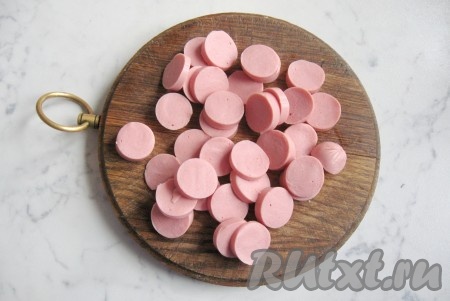 Сосиски нарезать кружками.
