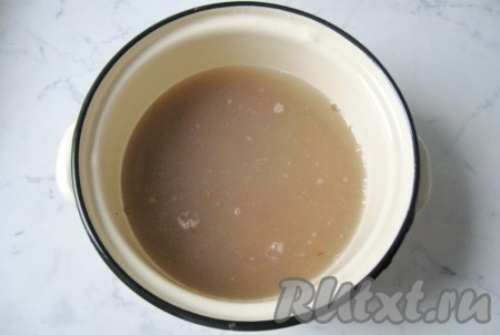 В кастрюлю с бульоном (у меня куриный) выложить зеленую чечевицу, довести до кипения и снять пену. Затем огонь уменьшить и варить её до мягкости 25-30 минут. Зеленая чечевица, в отличии от красной, варится значительно дольше. Пускай вас не смущает цвет отвара чечевицы. В процессе приготовления, после добавления всех остальных ингредиентов, суп приобретет золотисто-коричневый оттенок, напоминающий грибной, и будет выглядеть вполне аппетитно.
