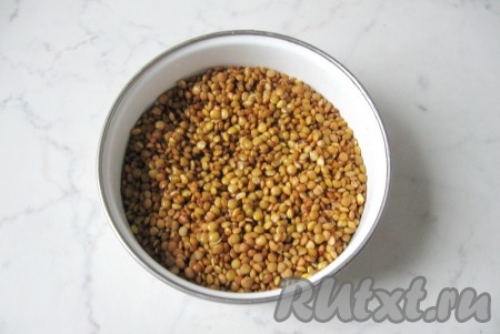 Чечевицу хорошо помыть и залить холодной водой на 4-6 часов, можно на ночь.
