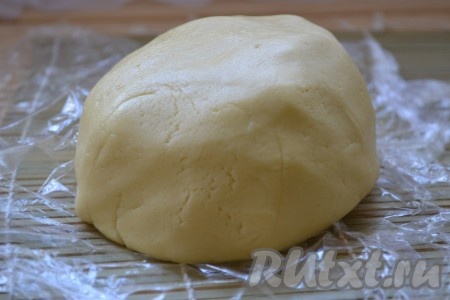 Замешиваем не липнущее к рукам, мягкое тесто.

