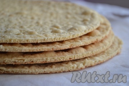 Готовые коржи обрезаем, прикладывая поверх коржа тарелку подходящего диаметра. Обрезанные коржи станут идеально круглыми. Остатки коржей не выбрасываем, они понадобятся для посыпки торта. Даём коржам для медовика полностью остыть.