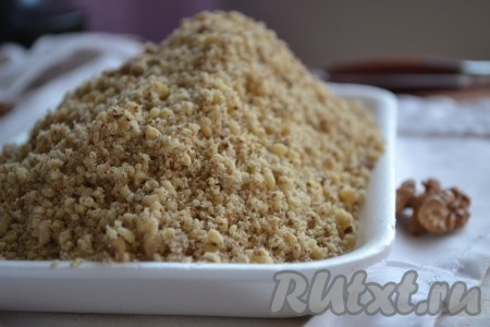 Отложенные ранее остатки коржей измельчаем в крошку.