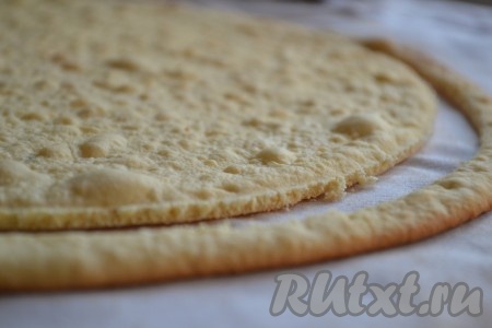 Выпекаем каждый корж в разогретой до 180 градусов духовке минут по 5 (до подрумянивания). Я включила в духовке только верхний нагрев, а противень с коржом ставила на самый верх, поэтому каждый корж у меня выпекался по 1-2 минуте.