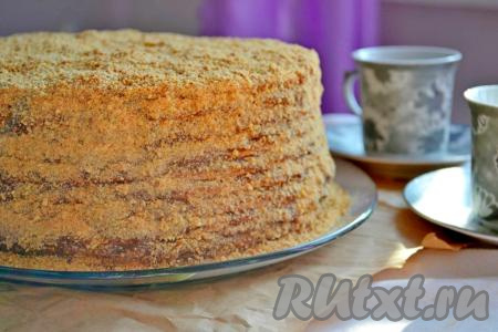 Обильно посыпаем этой крошкой торт сверху и с боков. Ставим наш классический медовик в холодильник на ночь, за это время коржи хорошо пропитаются заварным кремом.