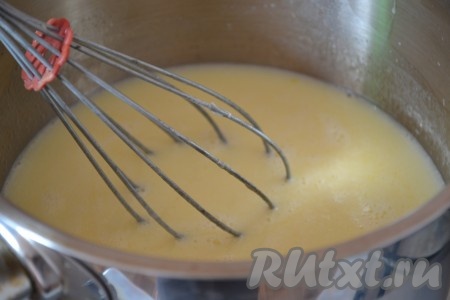 Теперь приготовим заварной крем для медовика. Для этого в кастрюле с толстым дном слегка взбиваем венчиком яйца, добавляем 200 миллилитров молока, сахар, сливочное масло и ванильный сахар, перемешиваем.