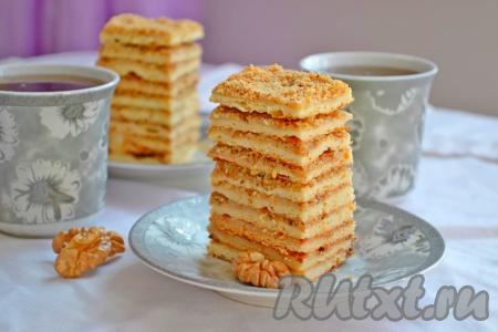 А вот как выглядит классический торт "Медовик" с заварным кремом в разрезе. Готовится эта выпечка в домашний условиях несложно. Кусочек такого медовика станет приятным дополнением и к чаю, и к кофе!