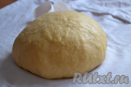 Прежде всего замесим тесто, для этого в кастрюлю вбиваем яйца, добавляем растопленное не горячее сливочное масло, сахар и мёд, перемешиваем. Ставим на огонь чуть ниже среднего. Всё время помешивая, доводим массу до кипения и добавляем соду, погашенную уксусом. Постоянно перемешивая, варим массу до одиночных пузырьков. Снимаем с огня и добавляем половину муки, перемешиваем. Когда тесто немного остынет, начинаем понемногу подсыпать оставшуюся муку. Сначала тесто будет липким, но по мере замеса оно станет отлипать от рук (руки при замесе присыпаем мукой). Как только тесто перестанет липнуть к рукам, значит больше муку в тесто добавлять не нужно.