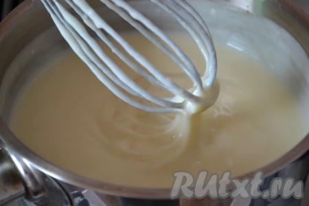 Ставим массу на умеренный огонь и, всё время помешивая, доводим до кипения. Когда закипит, добавляем муку, перемешиваем, тонкой струйкой, не прекращая помешивать, вливаем крахмал, разведённый в 100 миллилитрах холодного молока. Варим заварной крем до загустения, всё время перемешивая, чтобы не подгорел.