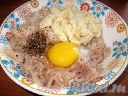 Добавить соль, душистый перец и яйцо.
