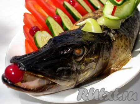 Готовой рыбе дать остыть и украсить по вкусу.
