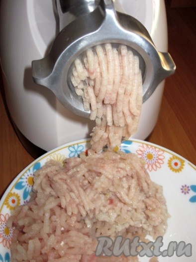 Мясо щуки отделить от костей. Получившееся филе вместе с салом, хлебом и луком пропустить через мясорубку с мелкой сеткой.
