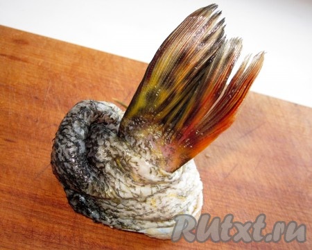 Аккуратно, чтобы не повредить, как чулок, снять кожу.
