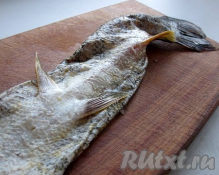 Кожу, снятую с щуки, аккуратно распрямить и подготовить для фарширования.
