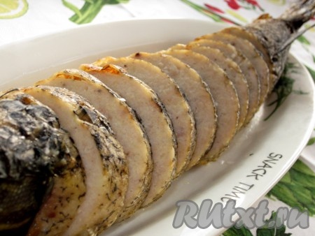 Аппетитную, вкусную щуку, запеченную в духовке целиком, прекрасно дополнят свежие овощи.
