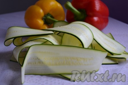 Молодой кабачок помыть и нарезать тонкими слайсами. Очищенную морковь натереть на терке для корейской моркови. Помыть болгарский перец, убрать семена и плодоножку, нарезать соломкой (для деток лучше взять перчик яркого цвета - красный или желтый).
