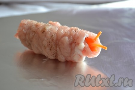 Крученики из свинины завернуть в фольгу и отправить в духовку, разогретую до 180 градусов, на 20 минут.
