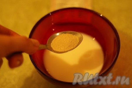 Дрожжи развести в теплом молоке.