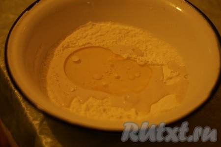 Добавить подошедшие дрожжи, растительное масло. 