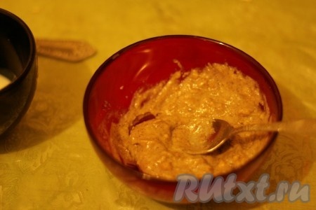 Орехи залить кипящим молоком и растереть до получения довольно густой массы.