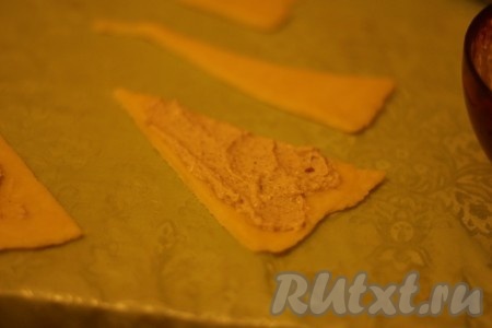 На каждый треугольник положить немного ореховой начинки и свернуть рогалик от основания к вершине. 