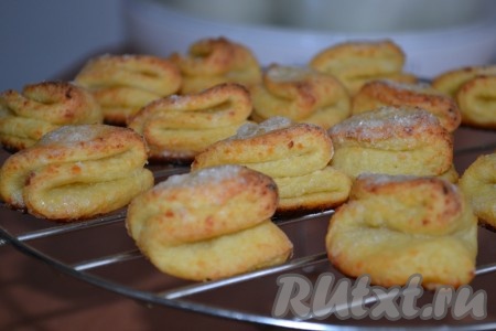 Готовое печенье выложить на решётку и дать немного остыть.