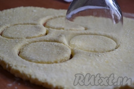 Стол немножко припорошить мукой и раскатать тесто толщиной приблизительно 5 миллиметров. Вырезать круги желаемого диаметра с помощью соответствующего стакана.&nbsp;