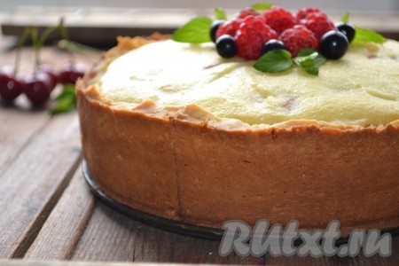 Достаём пирог из духовки, даём ему остыть 5 минут, вынимаем из формы и оставляем до полного остывания. Полностью остывшую выпечку украшаем по своему желанию. Я украсила листиками мяты и свежими ягодами.