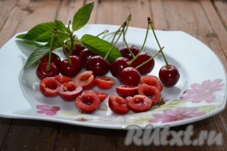 Вишню можно взять как свежую, так и замороженную. Свежие ягоды моем, обсушиваем, отделяем от косточек. Замороженную вишню без косточек, если на ней нет большого количества льда, можно не размораживать.