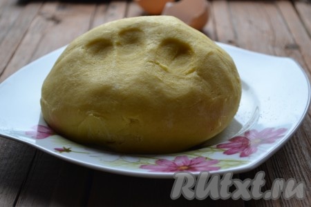 Смешиваем сахар, яйца и масло. Затем добавляем небольшими частями муку, каждый раз хорошо вмешивая её в тесто. Как только тесто собралось в ком и перестало липнуть к рукам, больше муки не добавляем, наше тесто готово.&nbsp;