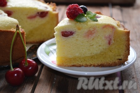 Нарезаем остывший пирог и подаём к столу. А вот как выглядит мой&nbsp;пирог в разрезе. Нежная творожная начинка с кислинкой вишни приятно гармонирует с песочной основой пирога. Просто и очень вкусно, попробуйте!