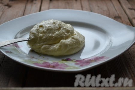 Для начинки можно взять творог любой жирности. Для получения начинки творог смешиваем с сахаром и сырыми яйцами. Добавляем манную крупу и аккуратно столовой ложкой (или лопаткой) перемешиваем творожную массу, она должна получиться в меру густой, даём ей постоять минут 10, чтобы манка набухла.