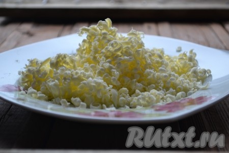 Начнём с замешивания песочного теста. Для этого натираем на крупной тёрке замороженное сливочное масло.