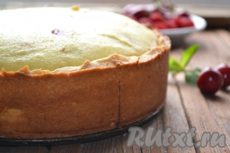 Готовность выпечки проверяем по начинке. Делаем прокол в центре пирога деревянной зубочисткой. Если на зубочистке после прокола не будет следов творога, значит наш пирог готов.